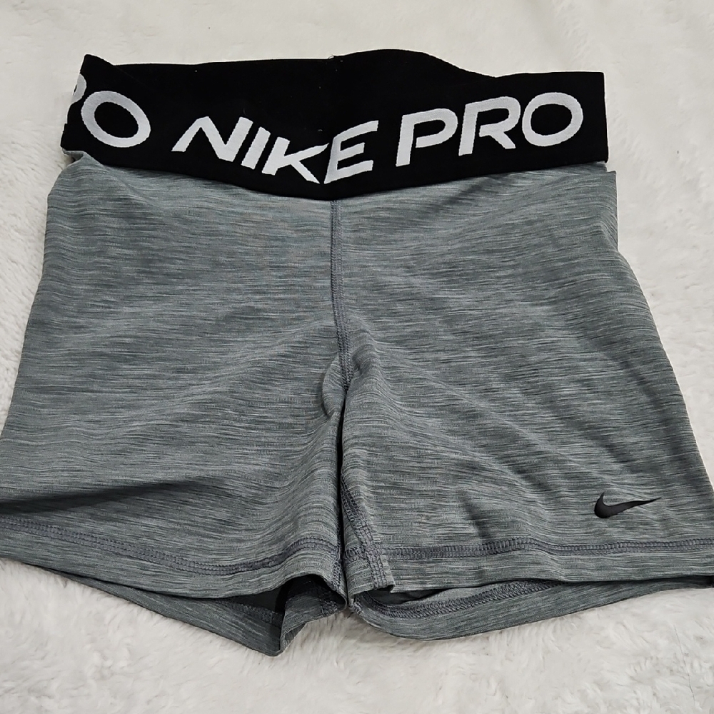 💥50% sale💥Nike Pro Women's Athletic 4" Shorts in Gray and Black small #b720